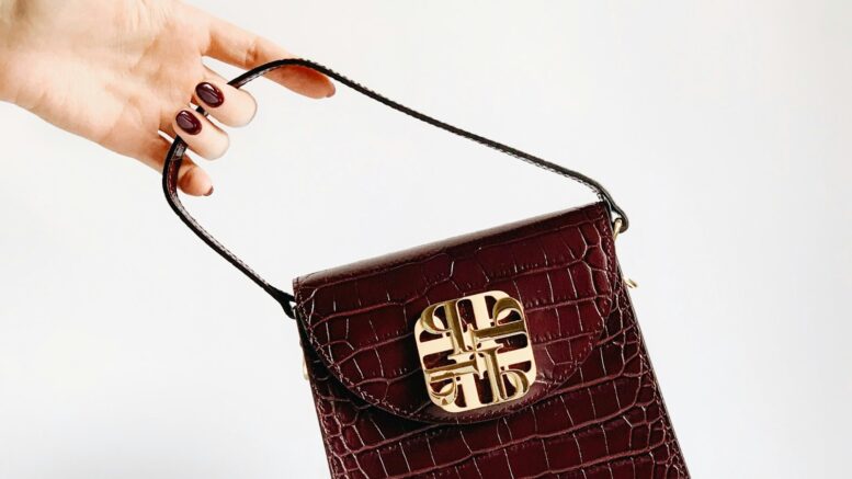 Avant le déménagement, ce vieux sac Yves Saint Laurent au fond du placard